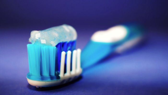 Mikroplastika svuda oko nas, pa i u pasti za zube