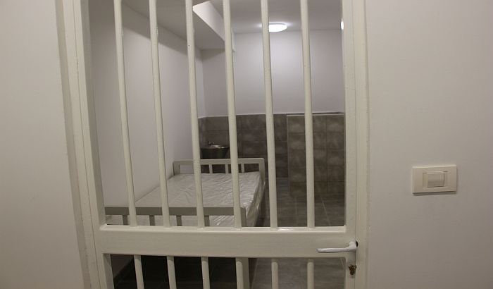 Sudovi u Novom Sadu izrekli pritvor za 11 osoba i zabranu napuštanja stana za još devetoro