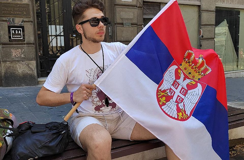 Student Dimitrije Dimić počeo štrajk glađu ispred Predsedništva