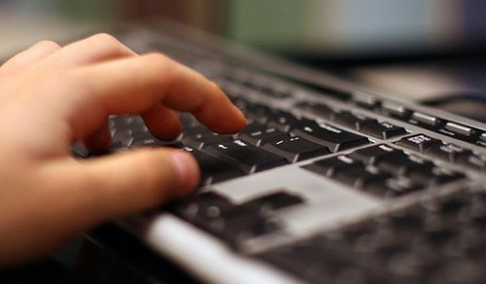  Britanske vlasti istražuju sajber napad na mejl naloge poslanika
