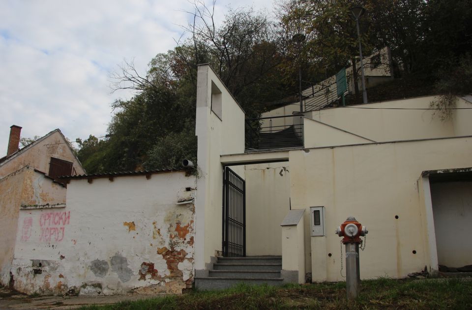 FOTO: Vidikovac u Sremskim Karlovcima u očajnom stanju, odgovorni ne reaguju