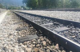 Izbegnuta tragedija kada je žena pokušala da pređe prugu Beograd-Novi Sad