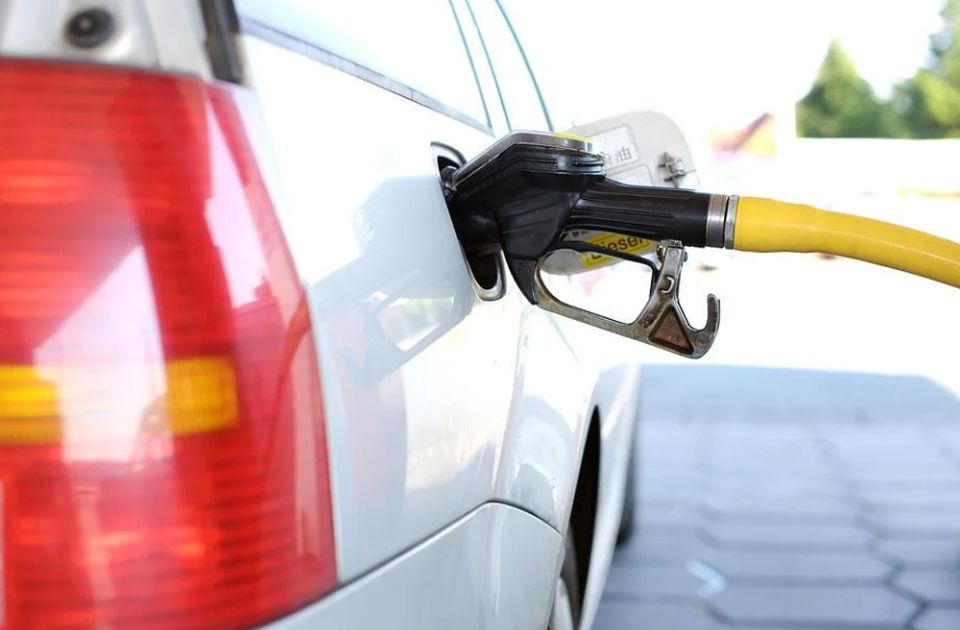 Slovenija: Prekinuto ograničenje cene goriva, benzin poskupeo