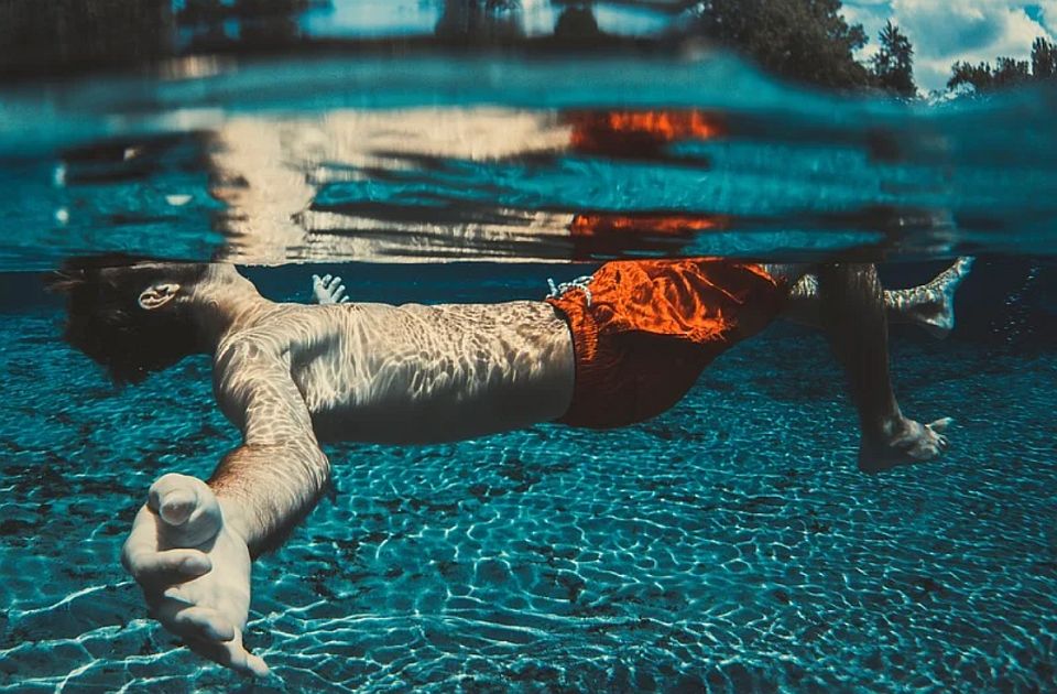 Preminuo tinejdžer povređen na bazenu u Beogradu