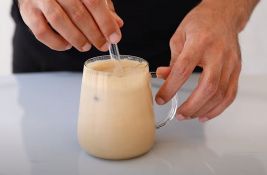 VIDEO: Ledena kafa sa tahinijem - orašasto osveženje koje osvaja društvene mreže