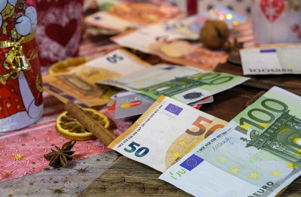 Slovenija uvodi obaveznu božićnu naknadu od minimum 640 evra za sve zaposlene