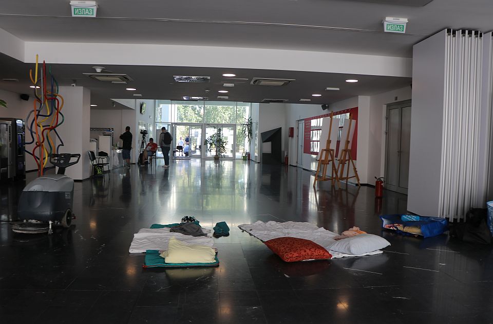 Detonacija kod Rektorata probudila studente koji blokiraju zgradu