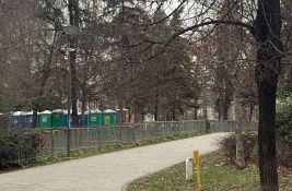 Uklonjen deo šatora iz Pionirskog parka, građanima otvoren manji prolaz