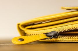 Tinejdžerka i muškarac ukrali novčanik iz torbe starije Novosađanke