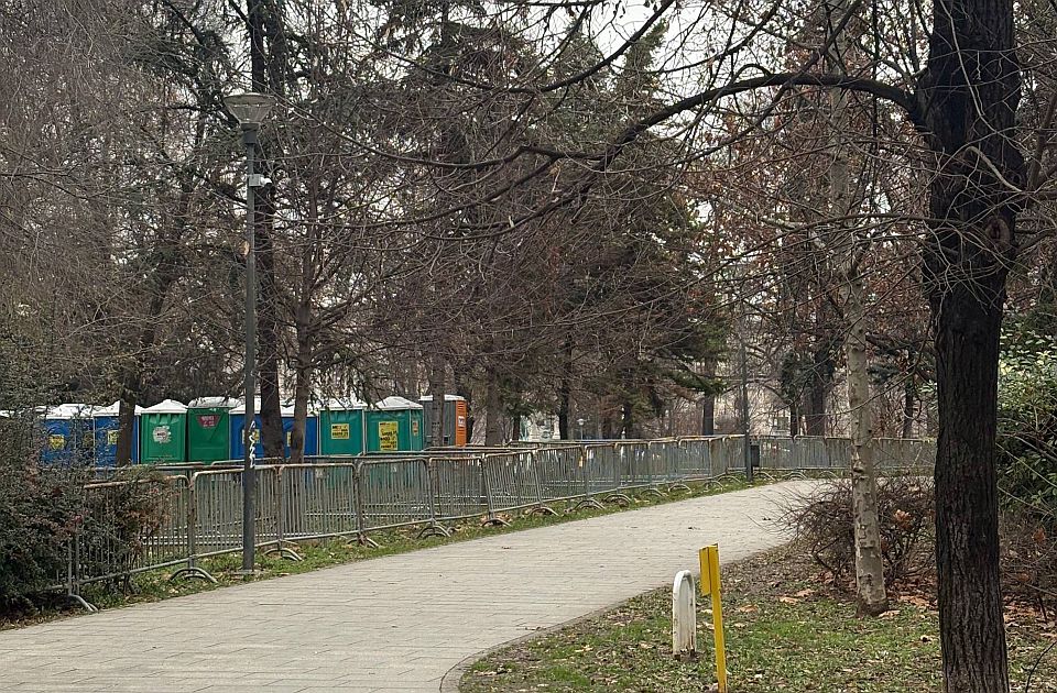 Uklonjen deo šatora iz Pionirskog parka, građanima otvoren manji prolaz