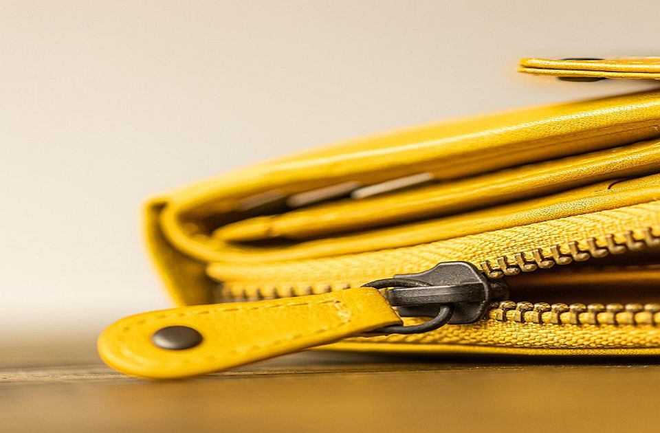 Tinejdžerka i muškarac ukrali novčanik iz torbe starije Novosađanke