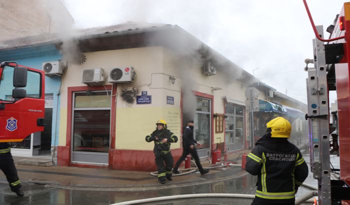 FOTO, VIDEO: Manji požar u roštiljnici u centru Novog Sada, nema povređenih