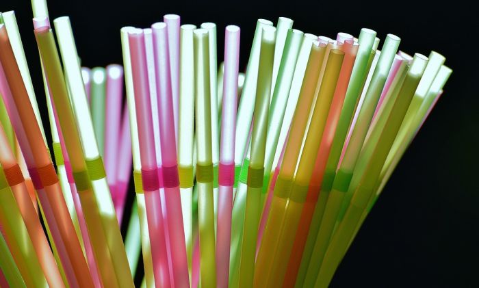 Britanija zabranjuje plastične slamčice, kašičice i štapiće za uši