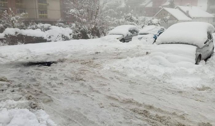 Velik sneg i led onemogućavaju adekvatno čišćenje parkinga, građani se bune zbog naplate