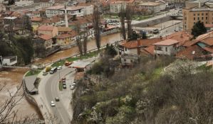 Sarajevski ministar začepio pogrešnu rupu u zidu na Miljacki