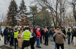 VIDEO: Deo novosadskih studenata bojkotuje nastavu, došli ispred Filozofskog
