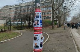 Izlepljeni plakati sa slikama članova Senata Univerziteta u Novom Sadu i pitanjem 