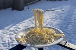 VIDEO: U SAD toliko hladno da su se špagete zaledile i drže viljušku u vazduhu