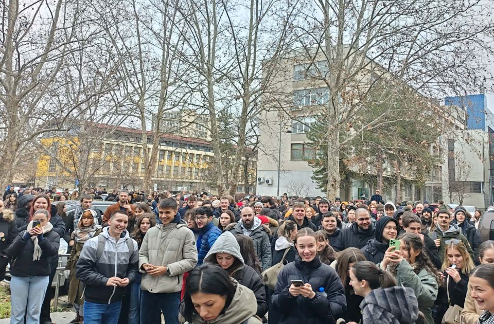 FOTO, VIDEO: Deo novosadskih studenata bojkotuje nastavu, u toku protestna šetnja