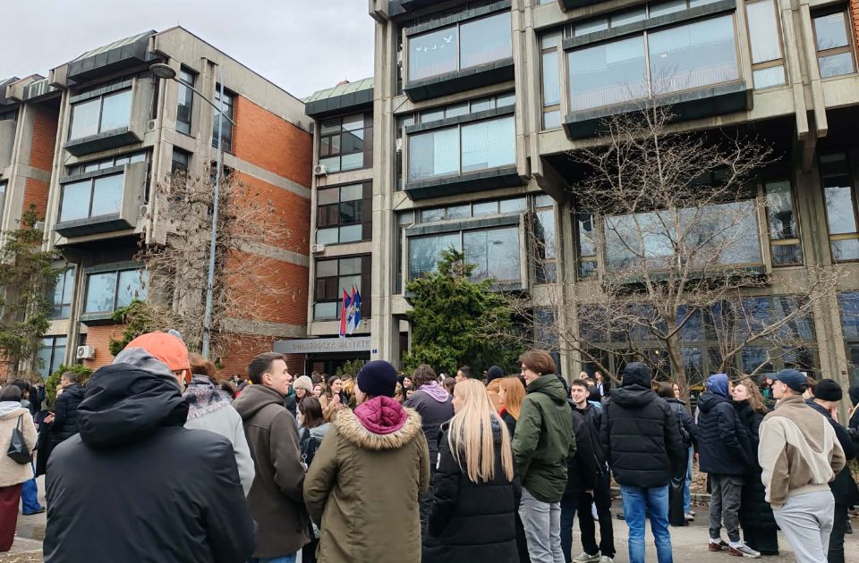 FOTO, VIDEO: Deo novosadskih studenata bojkotuje nastavu, došli ispred Filozofskog