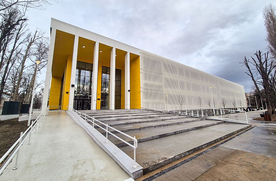 FOTO: Otvoren novoizgrađeni objekat OŠ "Miloš Crnjanski" na Satelitu, počinje rušenje starog