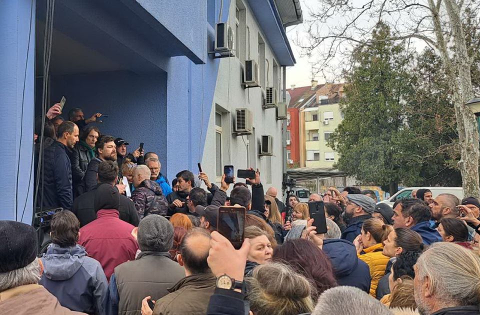 UNS osudio ometanje novinara tokom protesta ispred Centra za socijalni rad