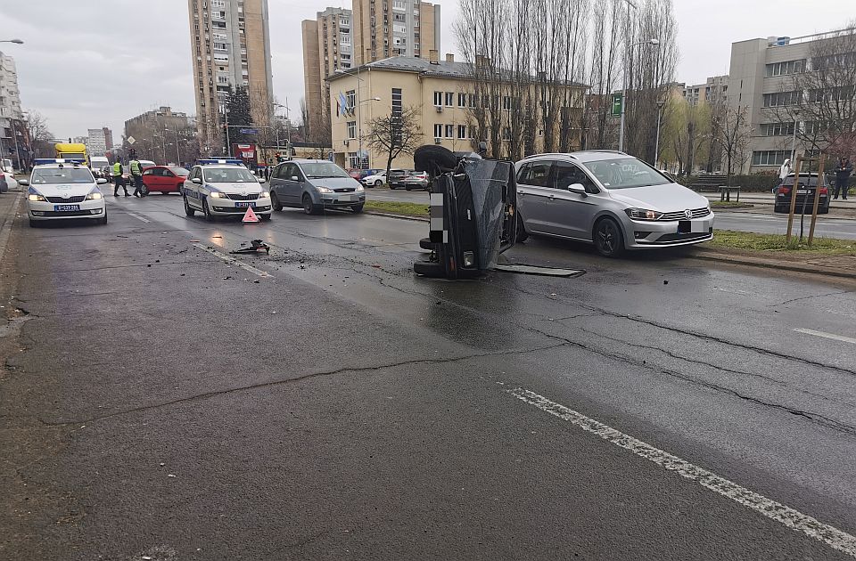 FOTO: Sudar dva vozila kod Doma zdravlja na Limanu, od siline udara "stojadin" završio na boku