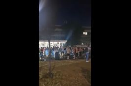 Studenti i građani ispred policije na Novom Beogradu, traže puštanje privedenog studenta