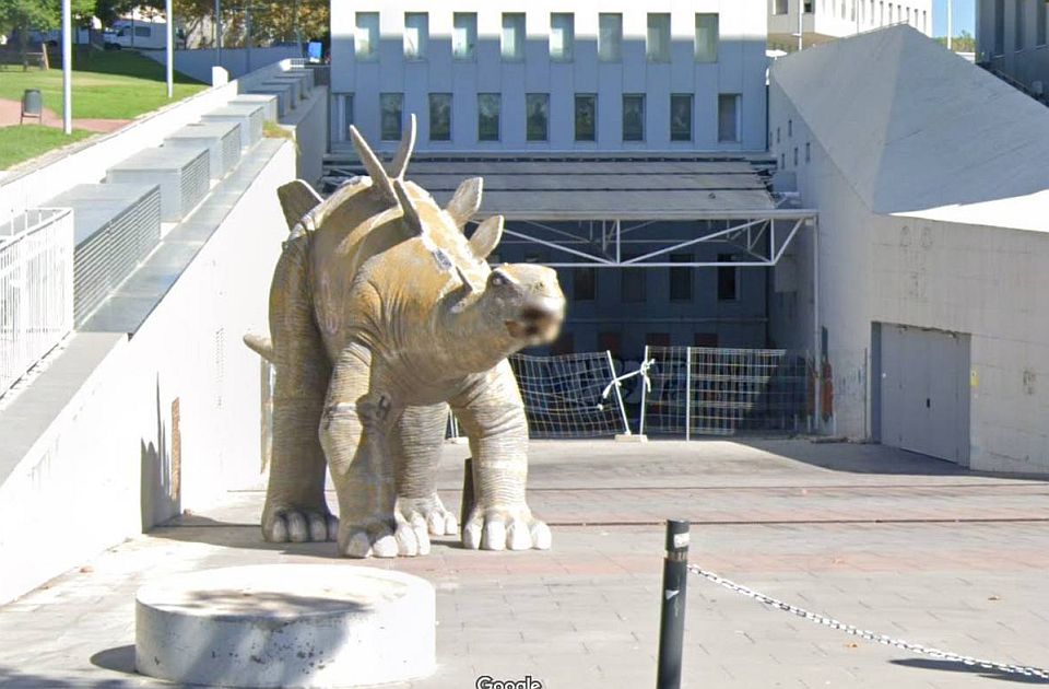 Telo muškarca pronađeno u statui dinosaurusa, tražio mobilni i ostao zarobljen