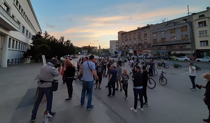Protest u znak podrške novinarima u Novom Sadu: "Žele da zastraše građane"