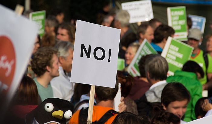 Protest u grčkom gradu zbog restriktivnih mera, kamenjem gađali novinare