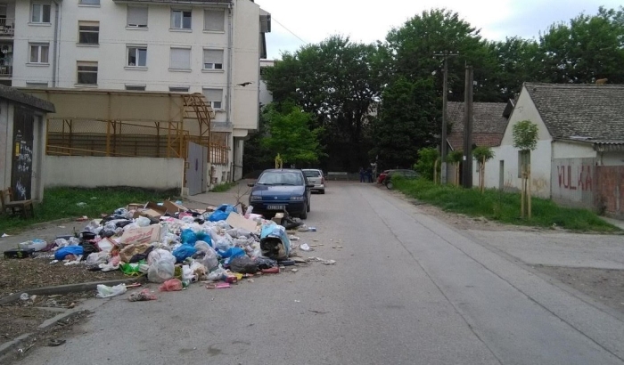 FOTO: Stanari Rotkvarije stvorili divlju deponiju na mestu gde su bili kontejneri