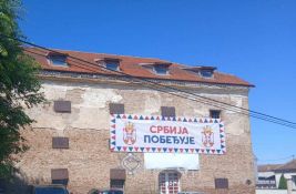 Naprednjački baner na zaštićenom spomeniku kulture u Sremskoj Mitrovici