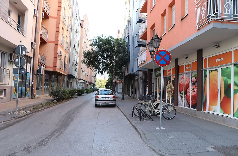 FOTO, VIDEO: Stanovnici ulice u Novom Sadu dobili parking mesta, pa ih preko noći izgubili