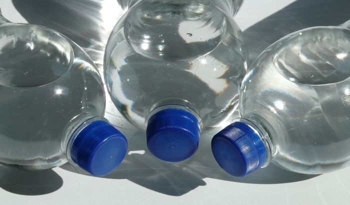 VIDEO: Istraživanje pokazalo prisutnost plastike u flaširanoj vodi 