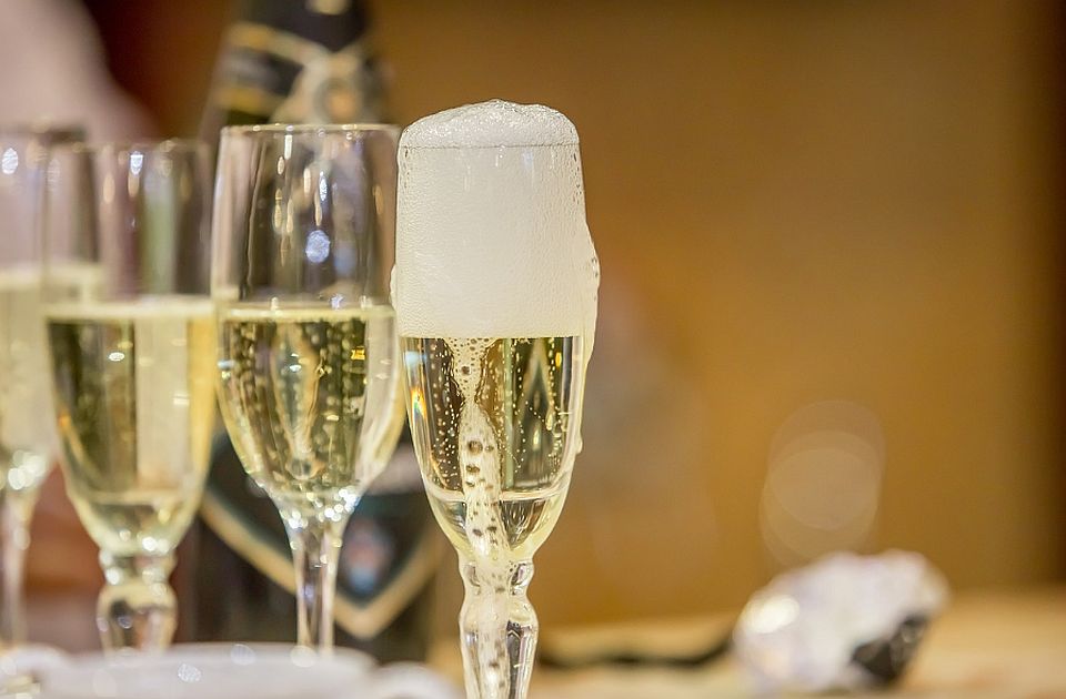Francuska uništava 35.000 flaša pića jer je na etiketi reč "šampanjac"