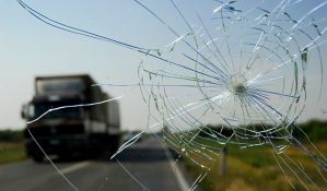 Kamion izleteo sa kolovoza na autoputu kod Sremske Mitrovice