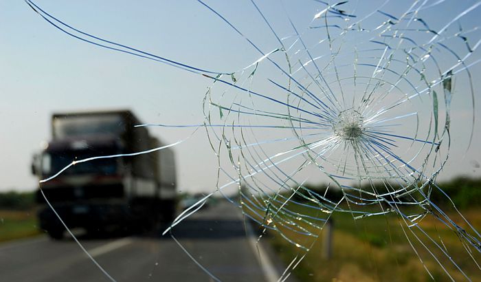 Kamion izleteo sa kolovoza na autoputu kod Sremske Mitrovice