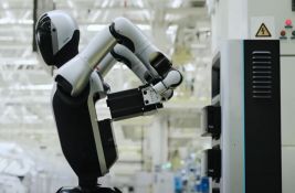 VIDEO: Napravljen humanoidni robot koji sam sebi menja bateriju - može da radi non-stop