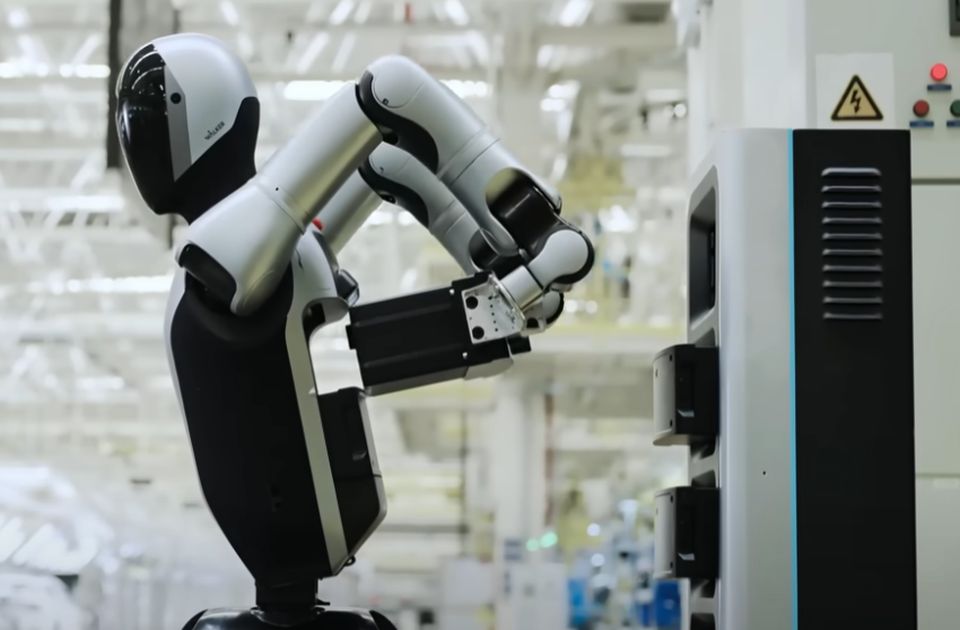 VIDEO: Napravljen humanoidni robot koji sam sebi menja bateriju - može da radi non-stop VIDEO: Napravljen humanoidni robot koji sam sebi menja bateriju - može da radi non-stop