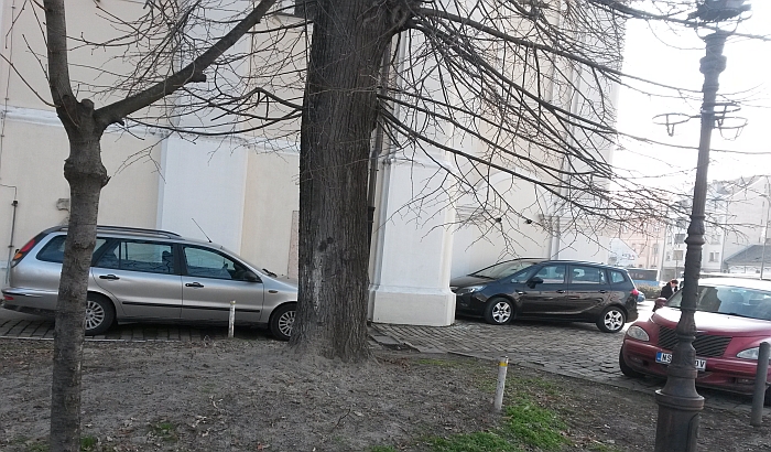 FOTO: Nemoćni da spreče nepropisno parkiranje kod Uspenske crkve 