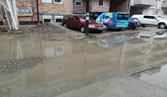 Stanovnici dela Detelinare i dalje će ići po blatu i barama