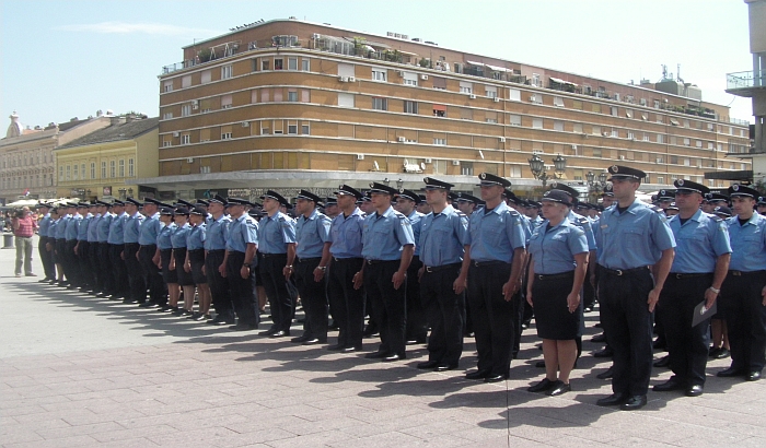 Nova pravila ponašanja za policiju: Nema šiški, napadne šminke i tetovaža