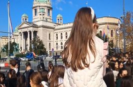 VIDEO: Srednjoškolci kod Skupštine podržali Dijanu Hrku i odali poštu stradalima u padu nadstrešnice