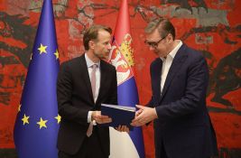 Vučić pri preuzimaju izveštaja EK  o Srbiji: Obećao sam da ću samo lepo da govorim o EU