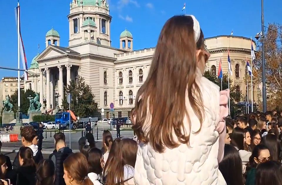 VIDEO: Srednjoškolci kod Skupštine podržali Dijanu Hrku i odali poštu stradalima u padu nadstrešnice