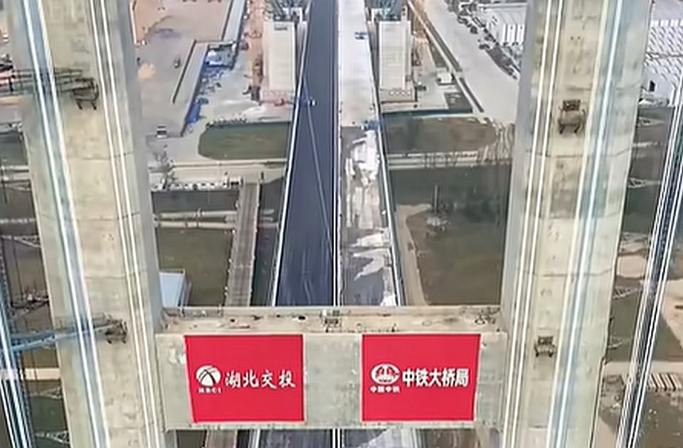 FOTO, VIDEO: Dvospratni viseći most otvoren u Kini