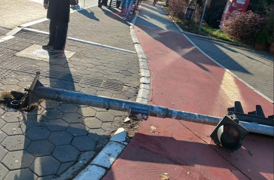 VIDEO: Iznenada pao semafor kod Merkatora, nema povređenih