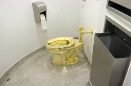 Podignuta optužnica zbog krađe zlatne wc šolje vredne pet miliona funti