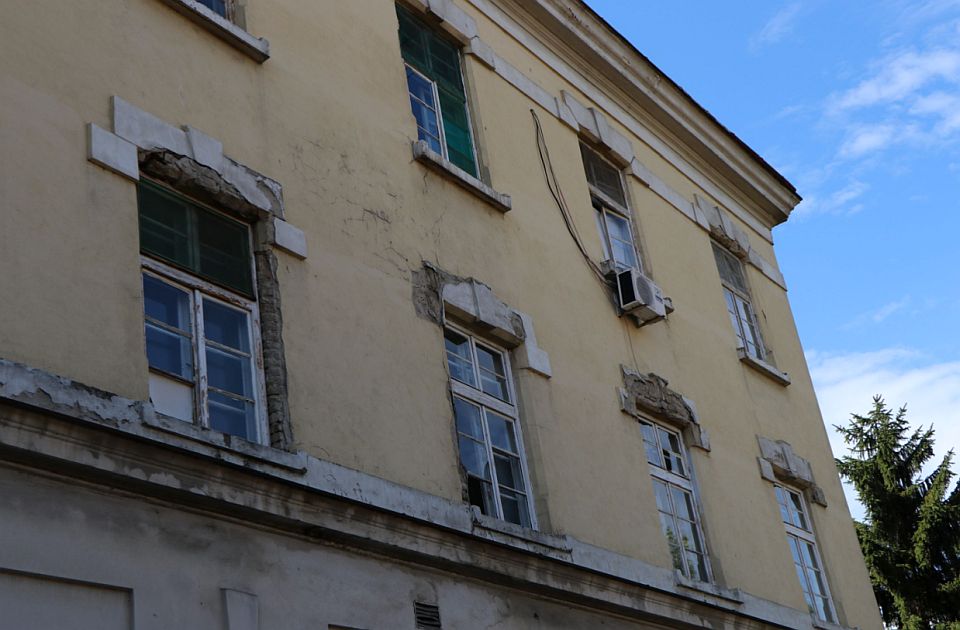 Konačno se sanira fasada oronule kasarne u Vojvode Bojovića: Grad izdvaja 12 miliona za radove